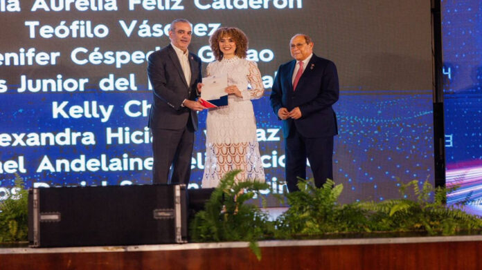 MESCYT otorga unas 1500 becas y deja iniciado programa Excelencia sin Barreras