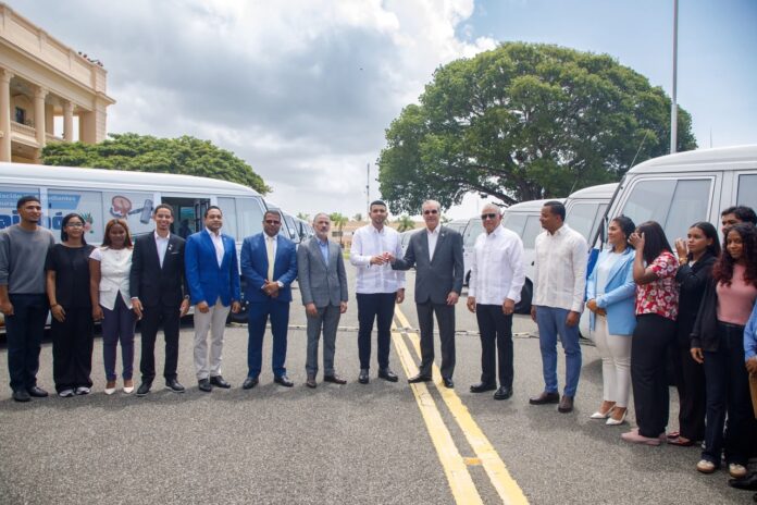 Presidente Luis Abinader transforma mobilidad universitaria