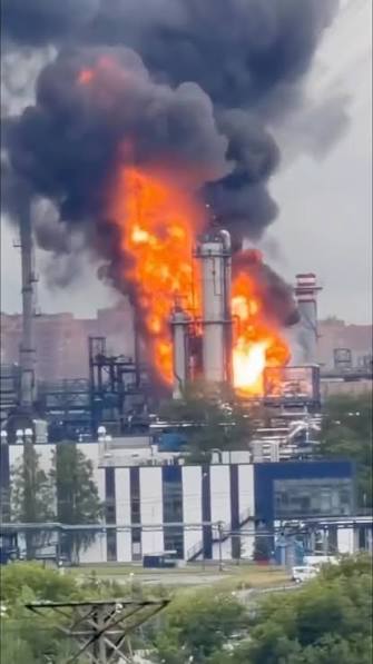 Daños en la refinería rusa Slavneft-YANOS tras un ataque con drones ucranianos