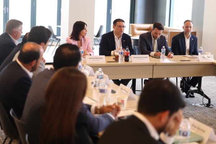 Eduardo Sanz Lovaton Junto a @dbseiden, presidente y CEO de Arizona Chamber of Commerce & Industry (@AZChamber)