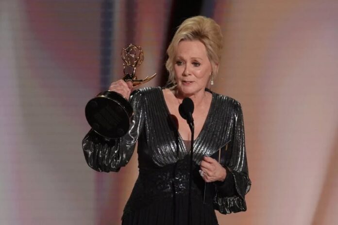 Actriz Jean Smart hace historia en los Emmy con su quinta victoria por “Hacks”