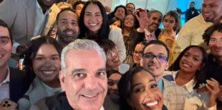 Presidente Luis Abinader anuncia 300 becas para jóvenes dominicanos residentes en Nueva York El mandatario explica que serán 100 becas de posgrado, 100 de grado y otras 100 para formación tecnológica en el ITLA.