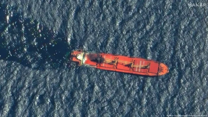 Hutíes atacan buque en el mar Rojo