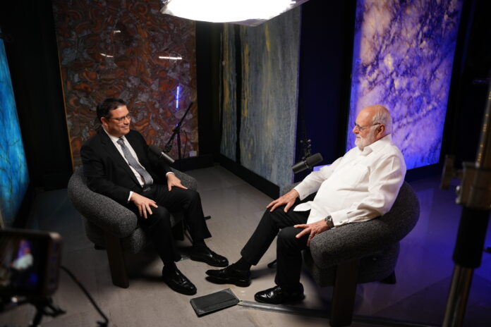 El empresario Samuel Conde y Eduardo Sanz Lovatón, ministro de Industria Comercio y Mipymes y conductor de Yayo Pinto Podcast