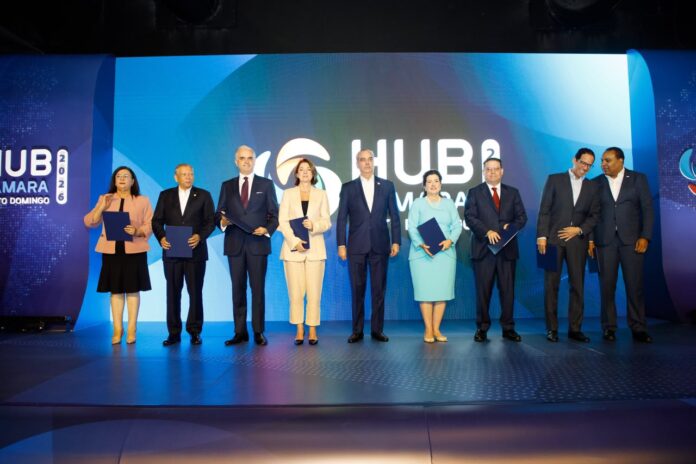 La vicepresidenta de Amazon Web Services para América Latina Paula Bellizia junto al presidente Luis Abinader durante el lanzamiento de AWS