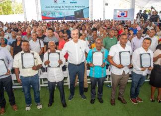 Presidente Abinader entrega 1,750 títulos de propiedad en Los Alcarrizos que benefician a unas 7,000 personas