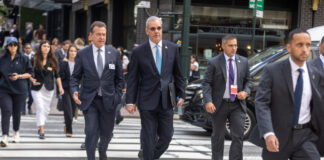 Presidente Luis Abinader recorre a pie calles de Nueva York durante su trayecto hacia la Asamblea General de la ONU