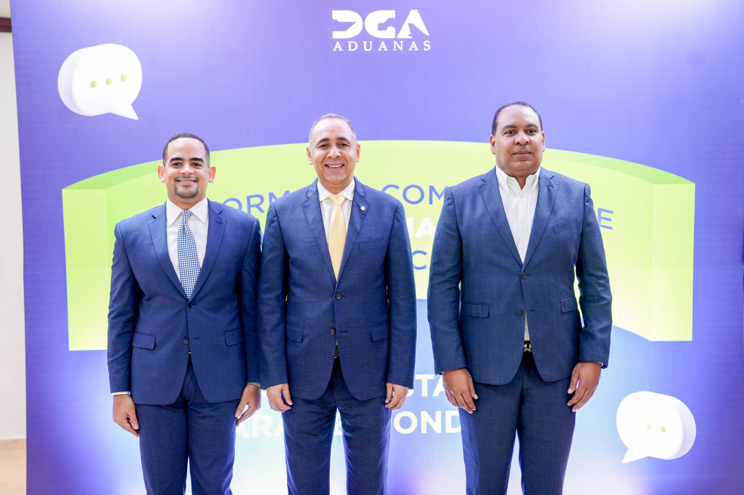 El director general de Aduanas, **Nelson Arroyo**, junto al subdirector general de Tecnología, **Frederick López**, durante la presentación de **Aldo**, el nuevo asistente virtual de la Dirección General de Aduanas (DGA), una innovadora herramienta tecnológica que facilitará el acceso a información aduanera, brindará orientación inmediata a ciudadanos y contribuyentes y fortalecerá la transformación digital de los servicios públicos en República Dominicana. 📱🤖🇩🇴📦✨

#DGA #AldoDGA #TransformacionDigital #AduanasRD #InnovacionPublica #ComercioExterior #Tecnologia #RepublicaDominicana