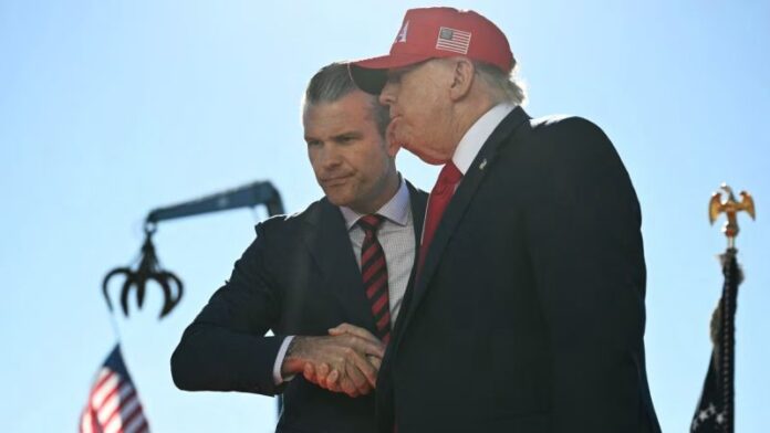 El presidente Donald Trump y Pete Hegseth